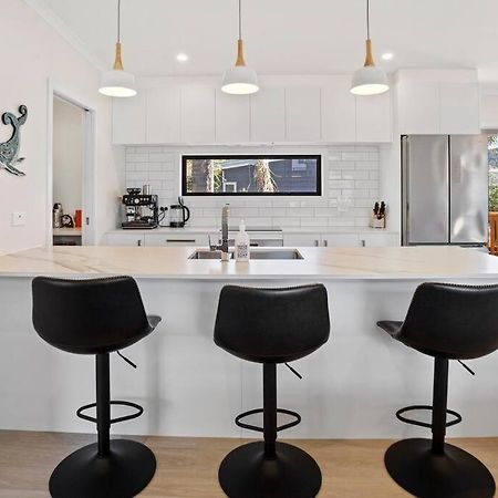 Another On Leo Waihi Exteriör bild
