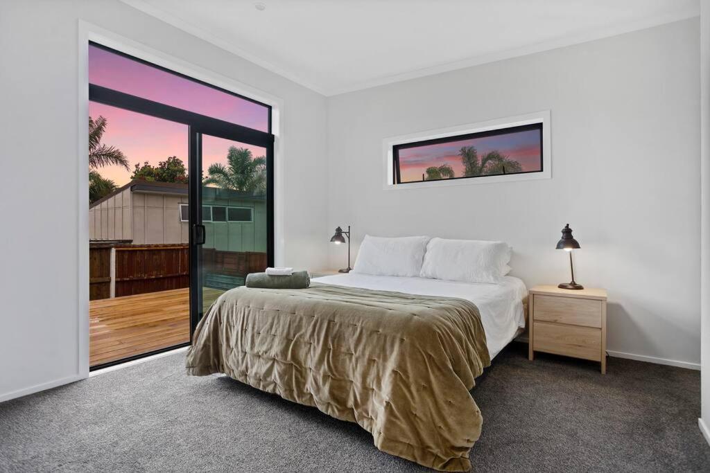 Another On Leo Waihi Exteriör bild