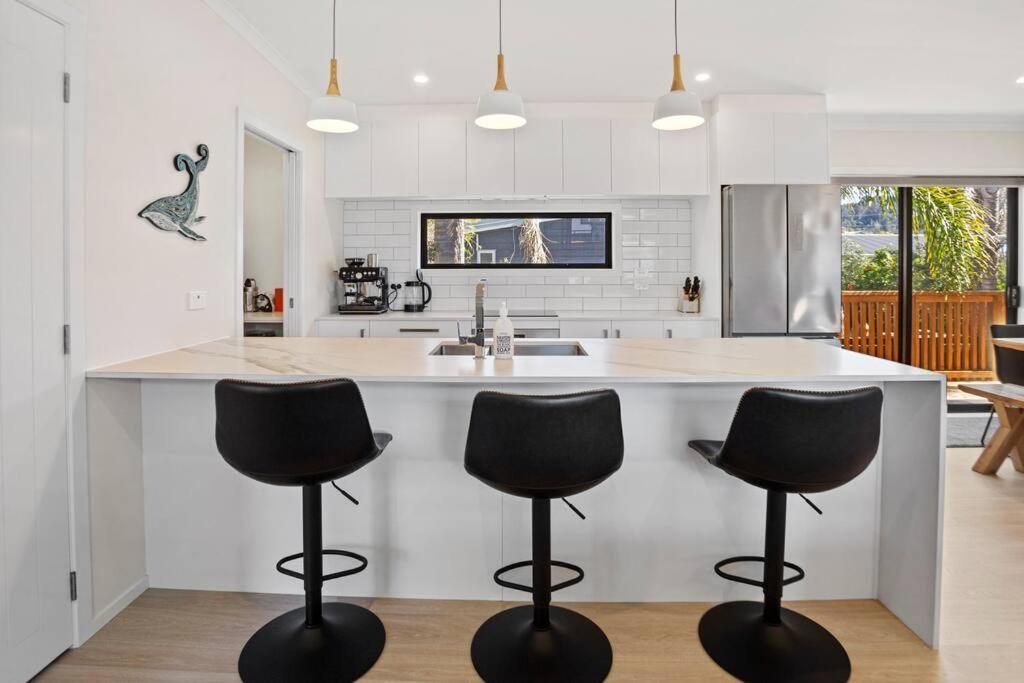 Another On Leo Waihi Exteriör bild