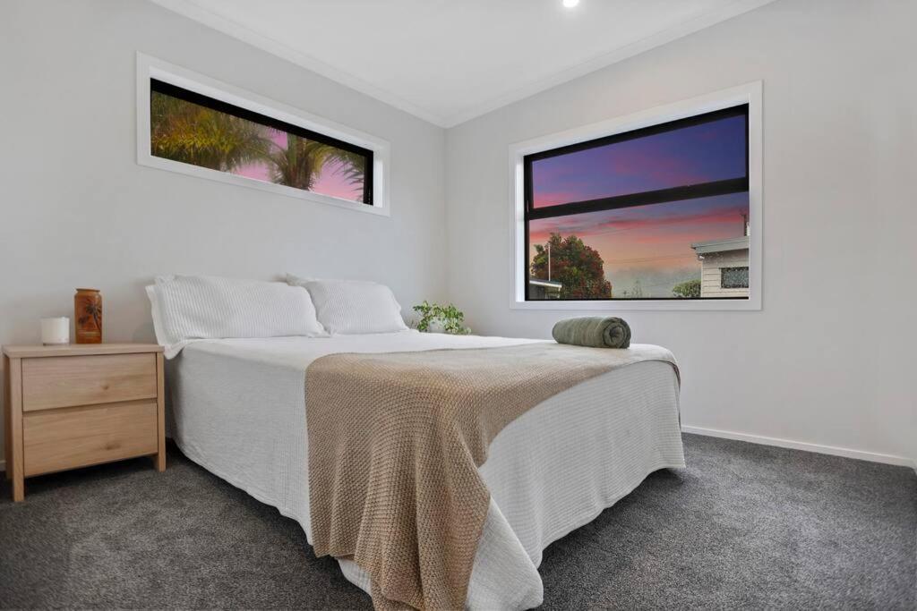 Another On Leo Waihi Exteriör bild