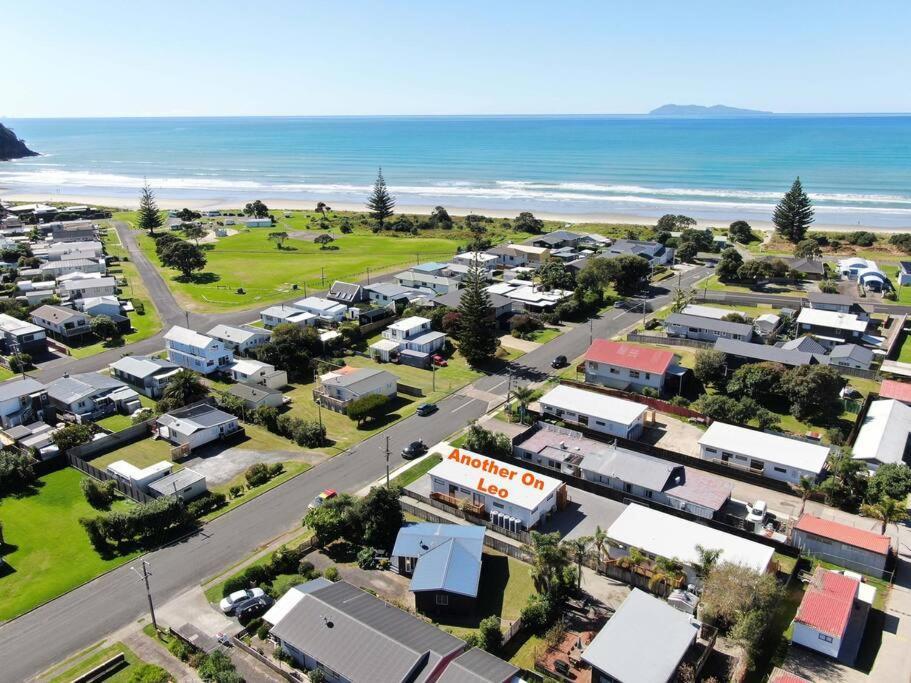 Another On Leo Waihi Exteriör bild