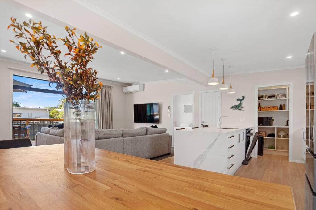 Another On Leo Waihi Exteriör bild