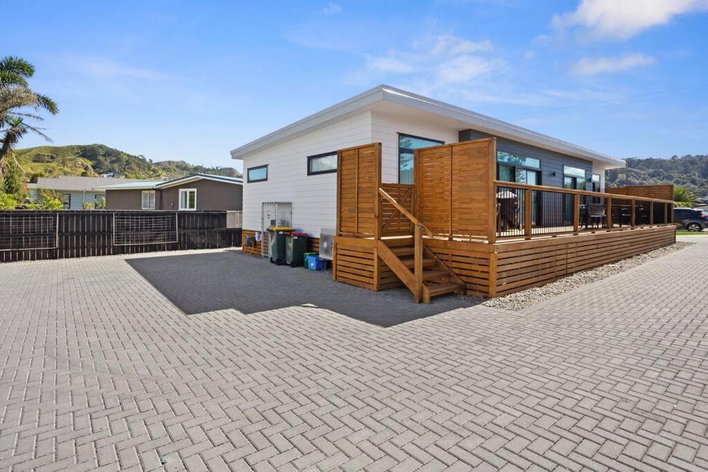 Another On Leo Waihi Exteriör bild